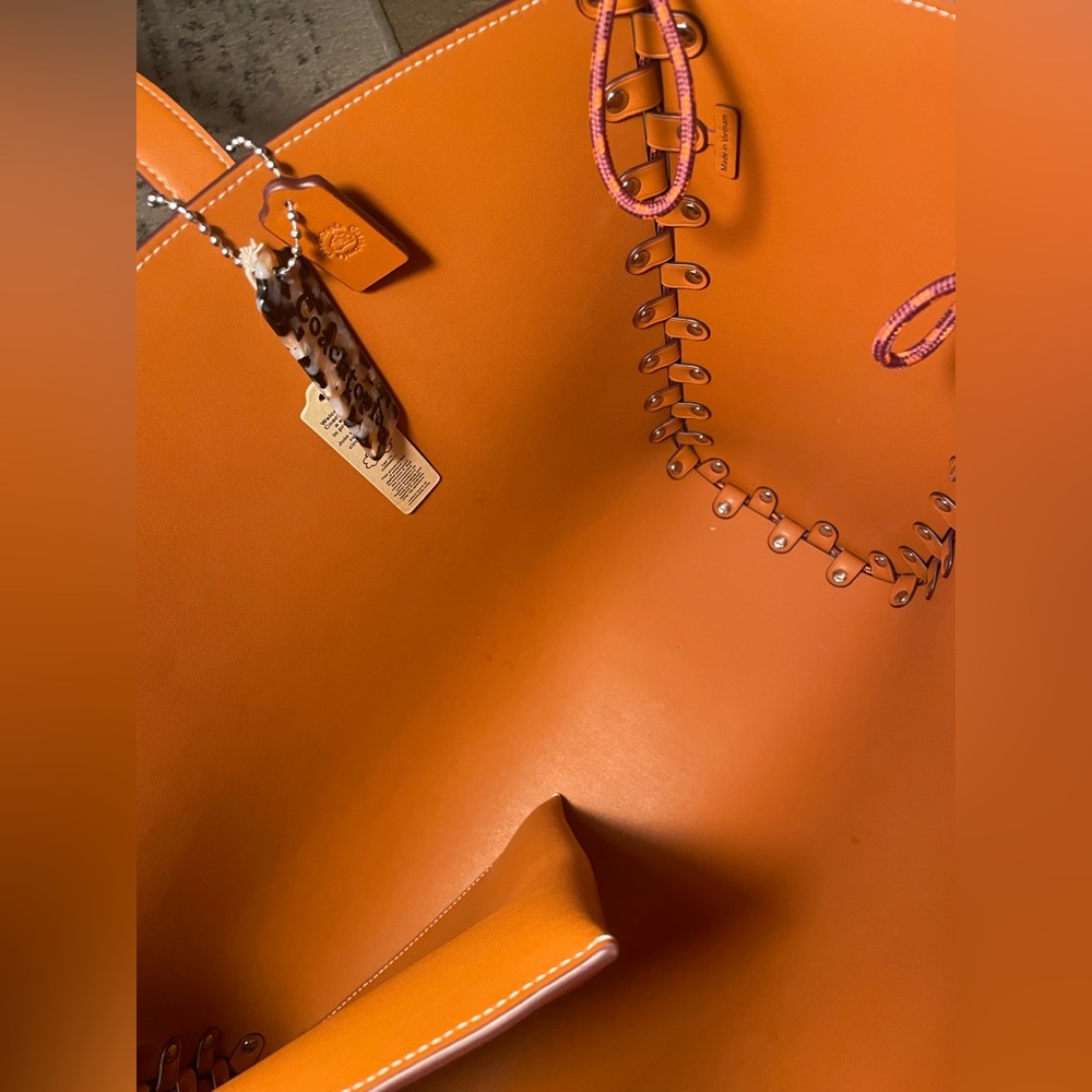 COACHTOPIA 🤎 Coach large Brown Amber Leather river lace up Tote Bag w/ Pouch NWT - Picture 11 of 16